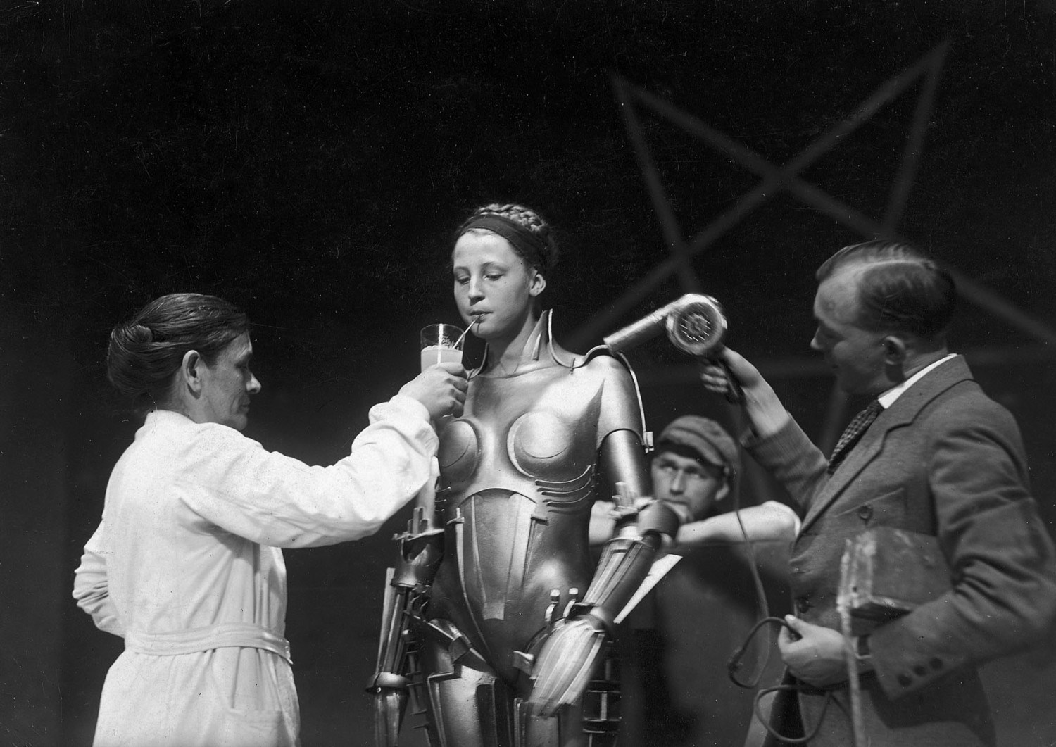 on-the-set-of-Fritz-Lang’s-Metropolis-—-the-actress-inside-the-Maria-robot-taking-a-breather