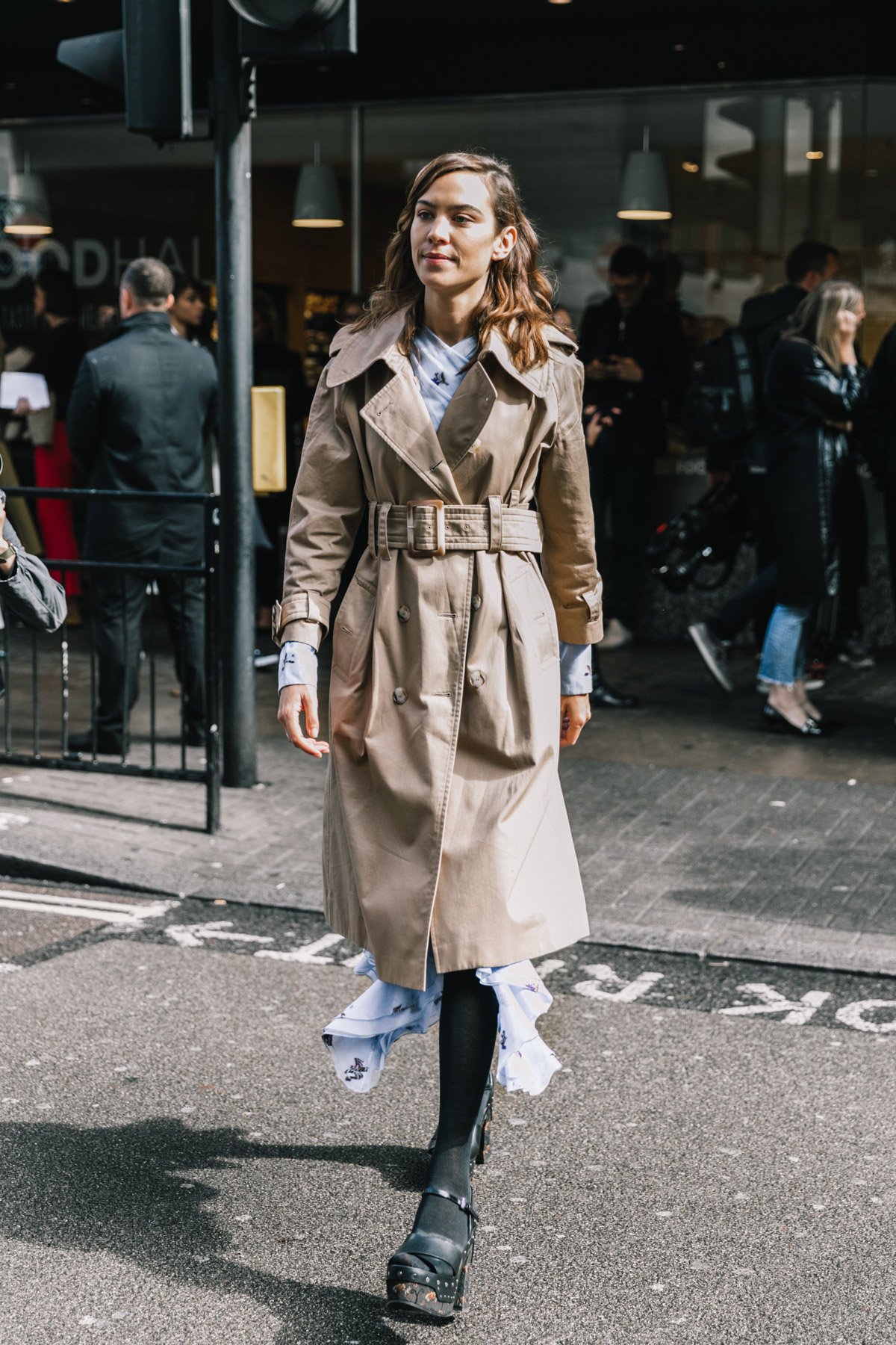 vogue.es.street_style_london_fashion_week_dia_3_marques_almeida_erdem_christopher_kane_560967565_1200x1800