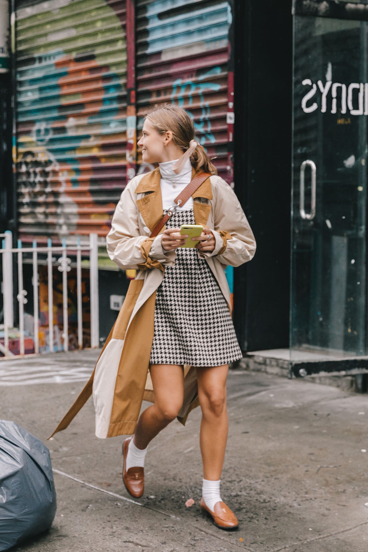vogue.es-street_style_new_york_fashion_week_vestido_falda_abrigo_looks_tendencias_otono_2018_2019_48716689_1200x1800