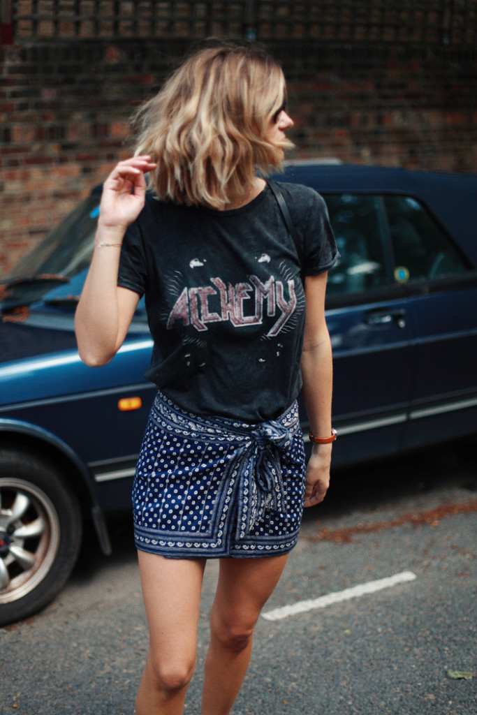 How to wear a (Vintage) T-shirt - Blue is in Fashion this Year